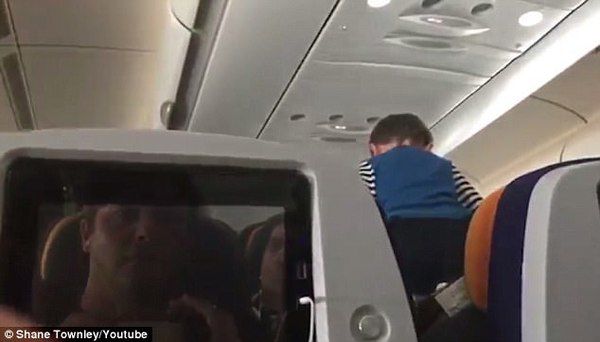 Дитина кричала 8 годин підряд і звела весь літак з розуму. Відео. 8 годин пекла, пасажири подали до суду.