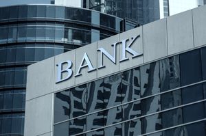 Два українських банки хочуть об'єднатися. Банки належать Сергію Тігіпко.