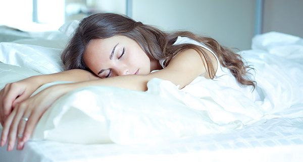 Ось скільки потрібно спати протягом доби, якщо ви жінка. Нейронауковці висувають нове застереження, яке стосується жінок. Здоровий сон важливий для кожного, але яких порад слід дотримуватись, щоб бути здоровим?