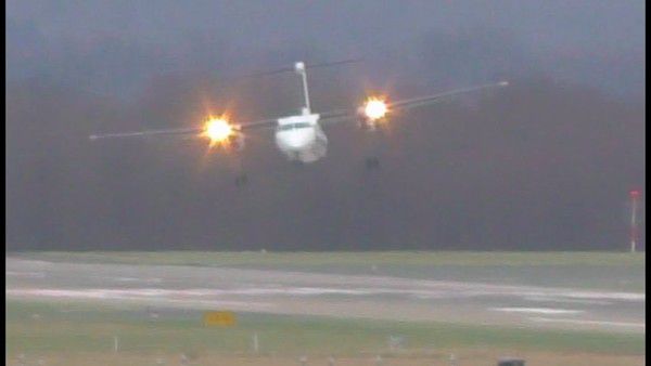 Те, що ми побачили на цьому відео, не піддається поясненню!. Дивовижний випадок посадки літака при вітрі.