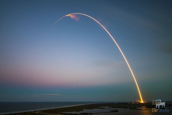 Успішний запуск Falcon 9: на орбіту виведено сім супутників зв'язку (відео). Старт відбувся, як і було заплановано, 12:47 за часом Західного узбережжя США (22:47 за київським часом).