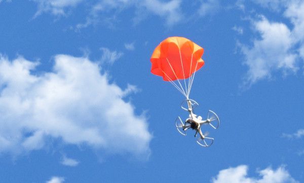 Для дронів розробили багаторазові парашути. При вільному падінні дрона парашут автоматично відкривається.
