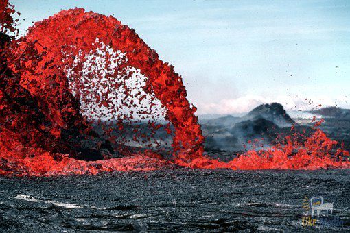 Триває виверження молодого вулкана Кілауеа на Гаваях. Потоки лави розлилися на відстань 24 кілометри на захід від вулкана і досягли південного узбережжя Великого острова.