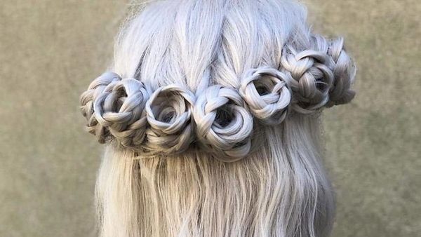В Instagram з'явився чарівний тренд. Троянди з волосся.