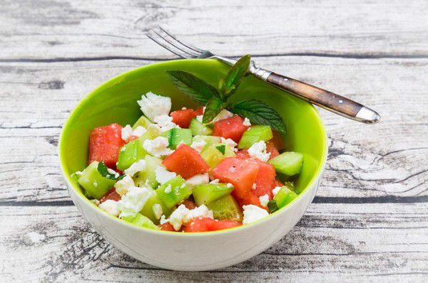 легкий салат з огірка і фети на 150 калорій