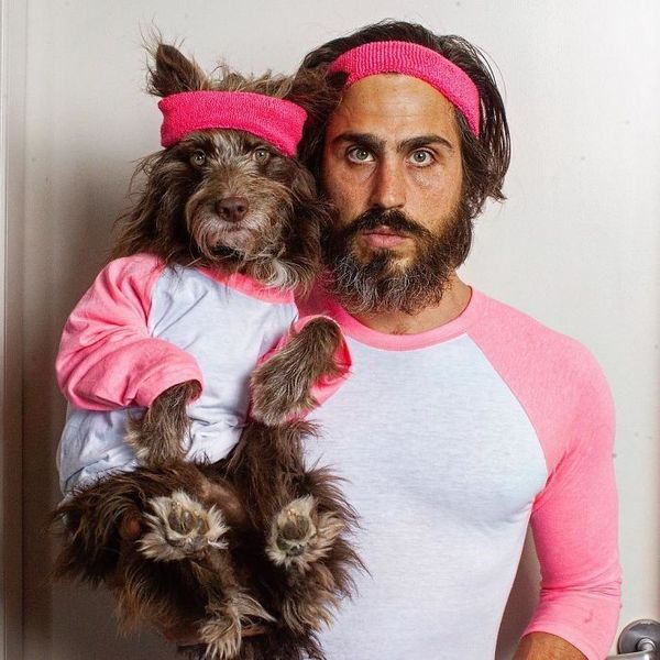 Хлопець і його собака носять однаковий одяг, тепер їх важко відрізнити один від одного (Фото). Тофер Брофі і його собака по кличці Розенберг порвали Instagram на шматки в той самий момент, коли почали фотографуватися в однакових вбраннях.
