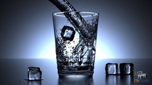 Запивати їжу холодною водою небезпечно. Запивати водою будь-яку їжу вкрай несприятливо для травлення і фігури в тому числі.