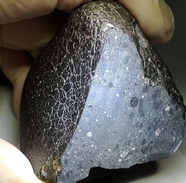 Стародавній метеорит розповість історію про топографію Марса. Метеорит "Чорна красуня" розповість більше про далеку планету.