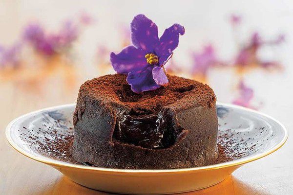 Фондан: кекс з рідкою серцевиною. Популярний французький десерт з шоколадного бісквітного тіста легкий в приготуванні.