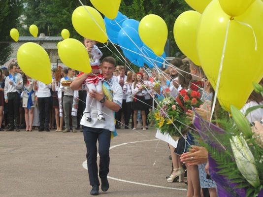 Сьогодні в школах пролунає останній дзвінок-2018. Останній дзвоник в Україні у 2018 році традиційно пройде в останню п'ятницю весни – 25 травня. Та це ще далеко не кінець шкільного життя в цьому році.