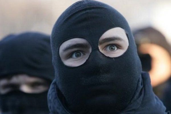 В Києві невідомі в масках влаштували бійку з вболівальниками Ліверпуля. Поліція склала два адмінпротоколи на нападників. За словами поліції вболівальники Ліверпуля відмовилися писати заяви.