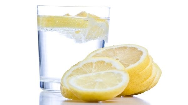 9 причин, чому потрібно пити теплу воду з лимоном кожного ранку. Вода з лимоном вирішить багато проблем.