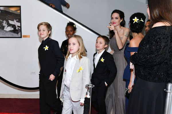 Бред Пітт в люті! Анджеліна Джолі хоче відвезти дітей до Європи. Відносини між Анджеліною Джолі і Бредом Піттом загострилися.