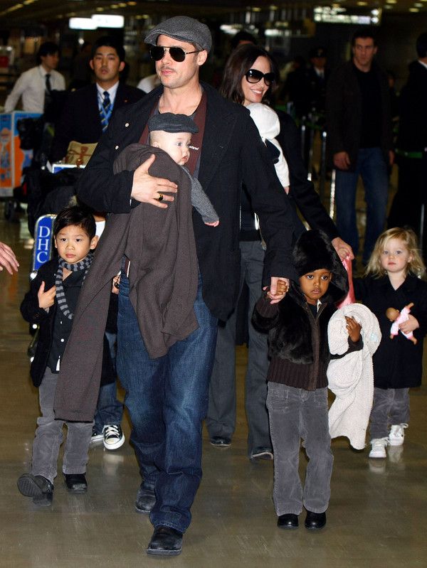 Бред Пітт в люті! Анджеліна Джолі хоче відвезти дітей до Європи. Відносини між Анджеліною Джолі і Бредом Піттом загострилися.