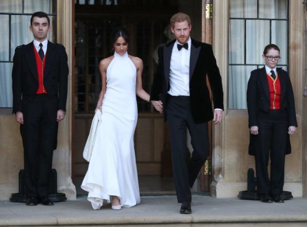 В Інтернеті продають копію весільної сукні Меган Маркл. З моменту весілля принца Гаррі пройшло менше тижня і обговорювання урочистості не припиняються.