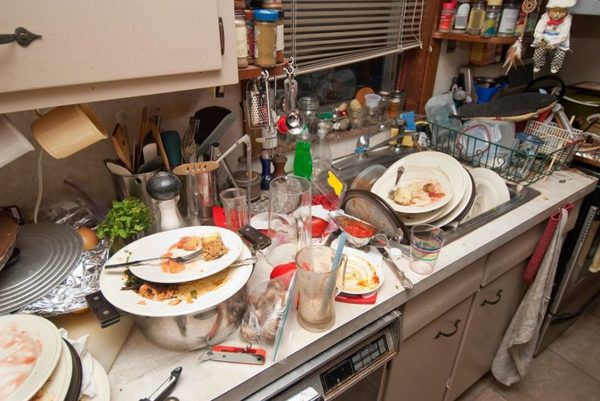Мити посуд у гостях - погана прикмета. Прикмети пов'язані з миттям посуду.