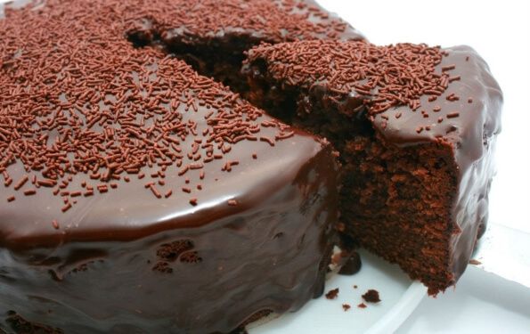 Низькокалорійний шоколадний торт без борошна, масла і цукру за 8 хвилин