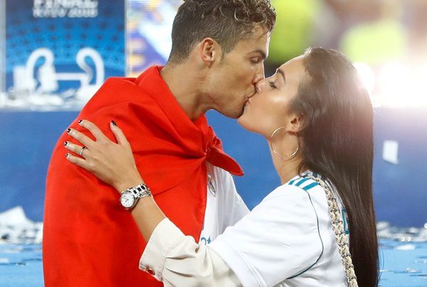 Дівчина Роналду нагородила його поцілунком за перемогу у Києві. Джорджина Родрігес стежила за грою Реала на Олімпійському.