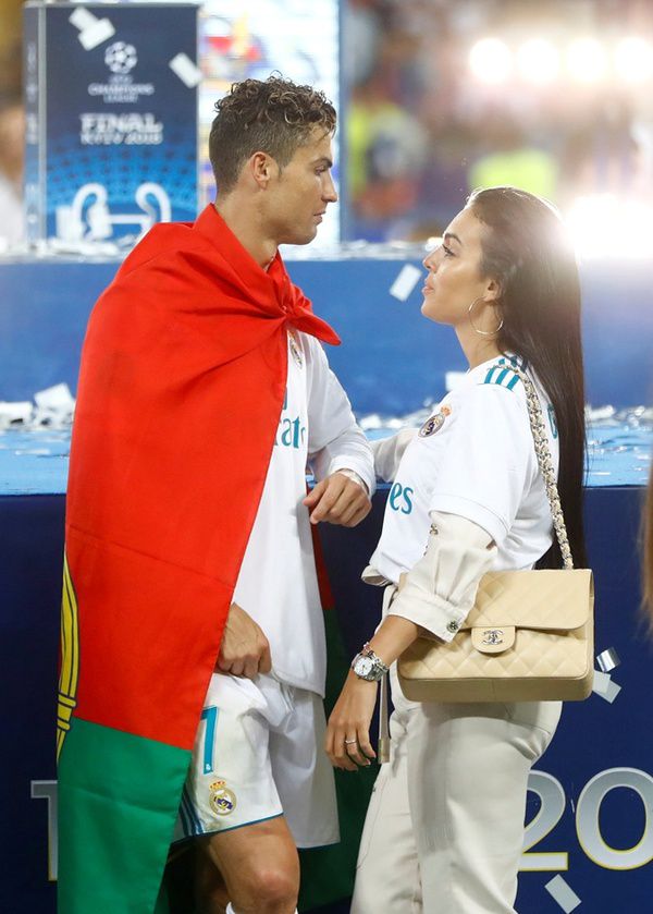 Дівчина Роналду нагородила його поцілунком за перемогу у Києві. Джорджина Родрігес стежила за грою Реала на Олімпійському.
