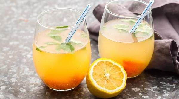 Як приготувати справжній американський лимонад. Лимонад – прохолодний напій, який роблять на основі лимонного соку з додаванням води й цукру. Цей напій одним з перших почали виробляти промислово, і він дуже швидко завоював популярність серед споживачів.