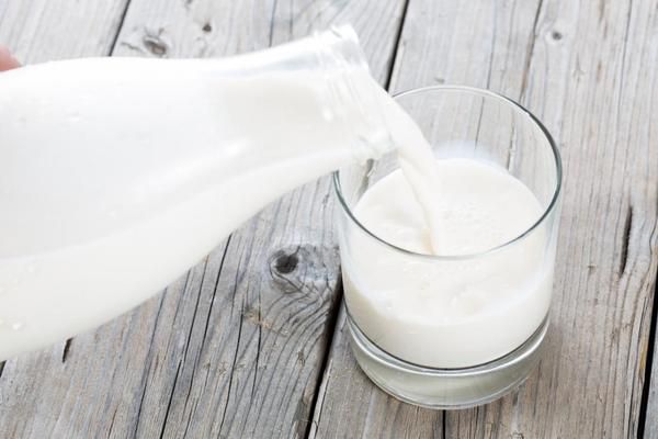 6 вагомих причин не давати дітям пити молоко. Молоко – одна з найбільш поширених причин харчової алергії у дорослого населення, а також найчастіша причина алергії у немовлят і запору у дітей старшого віку.