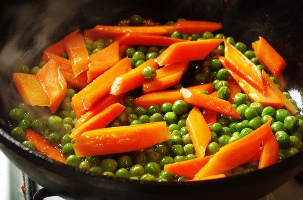 Як приготувати корисний і смачний гарнір з горошку і моркви. Приготувати гарнір, який ідеально підійде до м'яса зовсім не складно. Тим більше що зараз на ринках можна купити все свіжі й молоді овочі за доступною ціною.