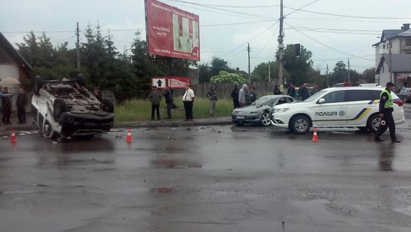 Неймовірний момент на відео: водій вилітає з машини і залишається живий!. ПДР по-українськи.