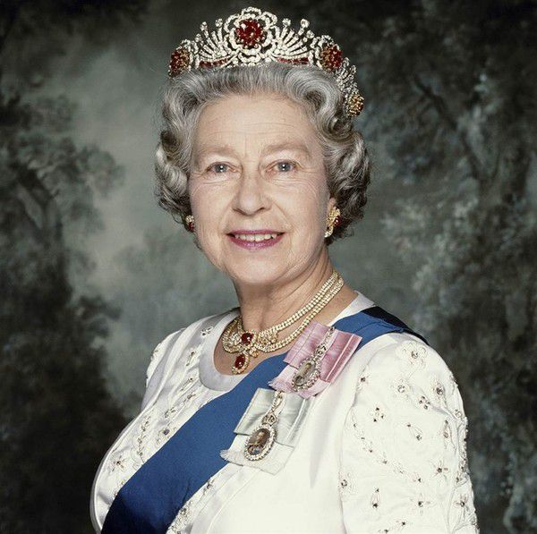 Чому королева Великобританії відзначає день народження двічі?. Вітальні листівки і листи приходять Її Величності королеві Великобританії Єлизаветі II з усього світу.