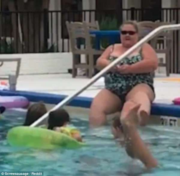 Божевільне відео: жінка голить собі ноги прямо в дитячому басейні!. Ось чому я в них не купаюся.