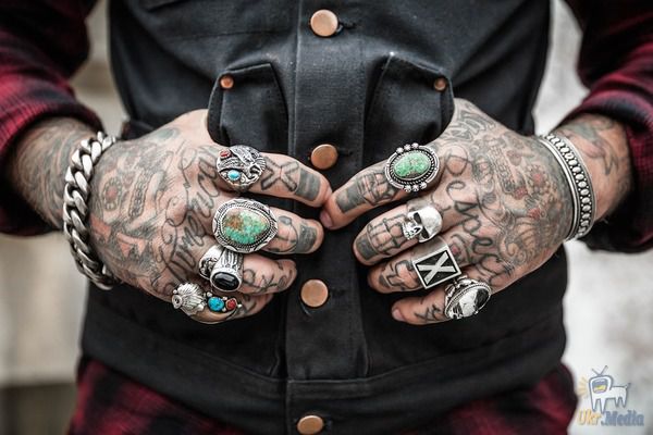 10 татуювань, з-за яких вас чекають реальні проблеми. Татуювання стають все більшим мейнстрімом і сьогодні люди вже майже не замислюються, вибираючи той чи інший символ у якості прикраси.
