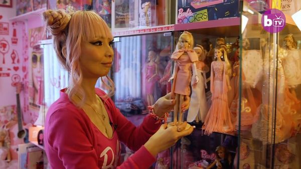 Японка наслідує життя ляльки Барбі (Фото). Ця 36-річна жінка просто без розуму від ляльки Барбі.