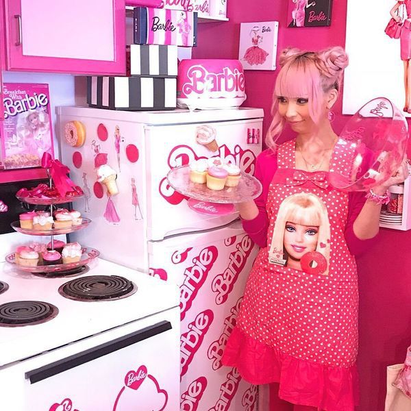 Японка наслідує життя ляльки Барбі (Фото). Ця 36-річна жінка просто без розуму від ляльки Барбі.