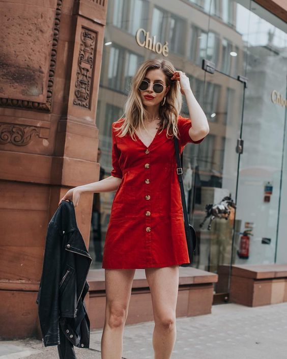 Червоне плаття влітку: образи, від яких не відвести очей. До довгоочікуваного літа 2018 залишилися лічені дні. Значить, саме час побалувати себе і обзавестися новомодною дрібницею. Наприклад, червоним платтям!