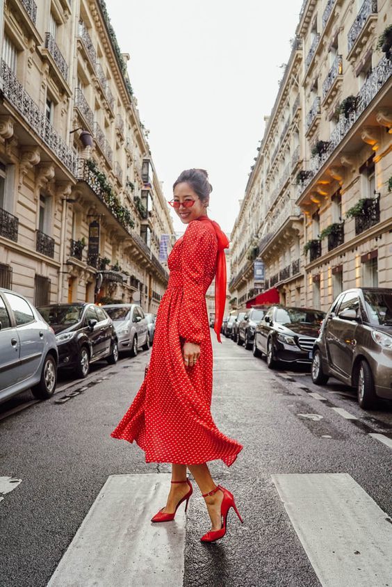Червоне плаття влітку: образи, від яких не відвести очей. До довгоочікуваного літа 2018 залишилися лічені дні. Значить, саме час побалувати себе і обзавестися новомодною дрібницею. Наприклад, червоним платтям!