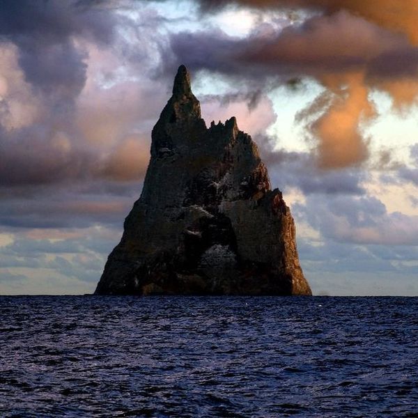 Що було приховано протягом 80 років на цьому дивному острові? У це складно повірити!. Згаслий вулкан - найбільша скеля на Землі.