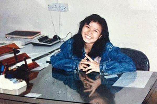Як сирота без освіти стала найбагатшою жінкою світу. 47-річна Чжоу Цюньфей, засновниця і генеральний директор компанії Lens Technology, що виробляє екрани для iPhone, є наймолодшою жінкою-мільярдером у світі, створила свій статок з нуля.
