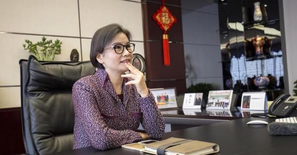 Як сирота без освіти стала найбагатшою жінкою світу. 47-річна Чжоу Цюньфей, засновниця і генеральний директор компанії Lens Technology, що виробляє екрани для iPhone, є наймолодшою жінкою-мільярдером у світі, створила свій статок з нуля.