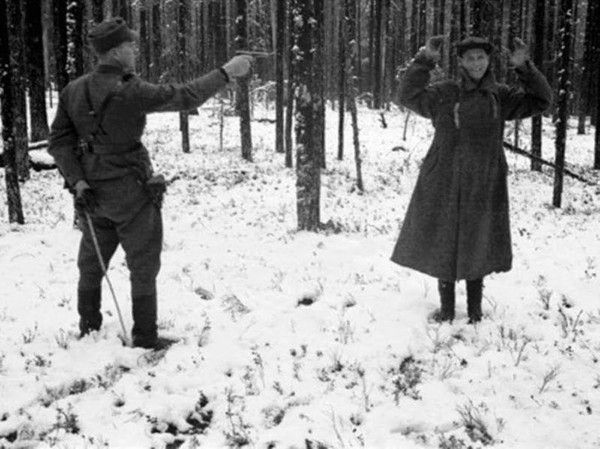 Радянський розвідник сміється перед розстрілом — та інші вражаючі фото Другої світової. Пропонуємо згадати Другу світову війну з допомогою дев'яти дивовижних фотографій.