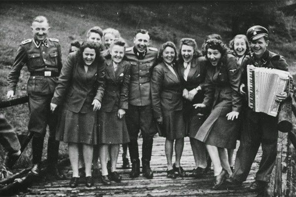 Радянський розвідник сміється перед розстрілом — та інші вражаючі фото Другої світової. Пропонуємо згадати Другу світову війну з допомогою дев'яти дивовижних фотографій.