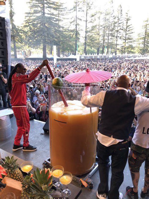 Репер Snoop Dogg встановив світовий рекорд. Популярний репер приготував найбільший у світі коктейль.