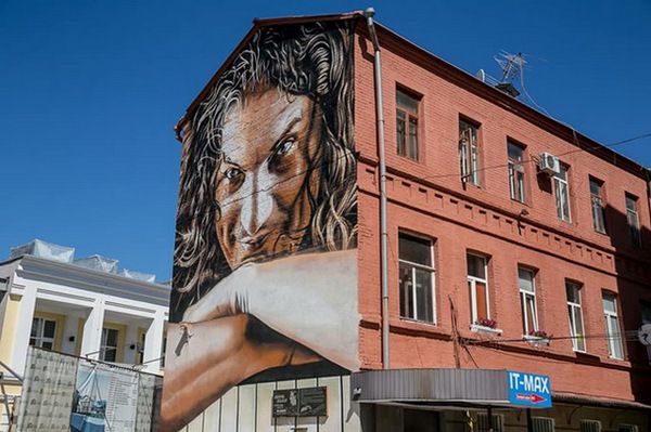 Портрет Кузьма «Скрябін» з'явився на одному з будинків у Харкові. В Харкові на фасаді одного з будинків з'явився портрет відомого українського музиканта Андрія Кузьменка, більш відомого як Кузьма «Скрябін» який загинув у 2015 році.