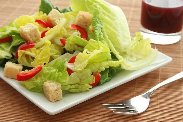 Як приготувати салат «Айсберг»?.     До складу салату входять зелений салат, який називається «Айсберг», звідси і така назва готової страви.