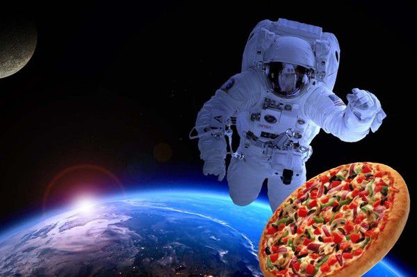 Астронавт замовив піцу з космосу. Йому хотілося швидше повернутися до нормальної їжі.