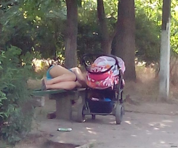 Бачу одного разу коляска, в ній немовля, а поряд на лавочці лежить дівчина. очевидно мама.