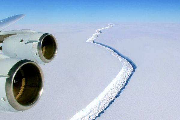 Вчені з NASA не розуміють, що відбувається з Антарктидою. Крижаний щит Антарктиди приховує під собою безліч таємниць.