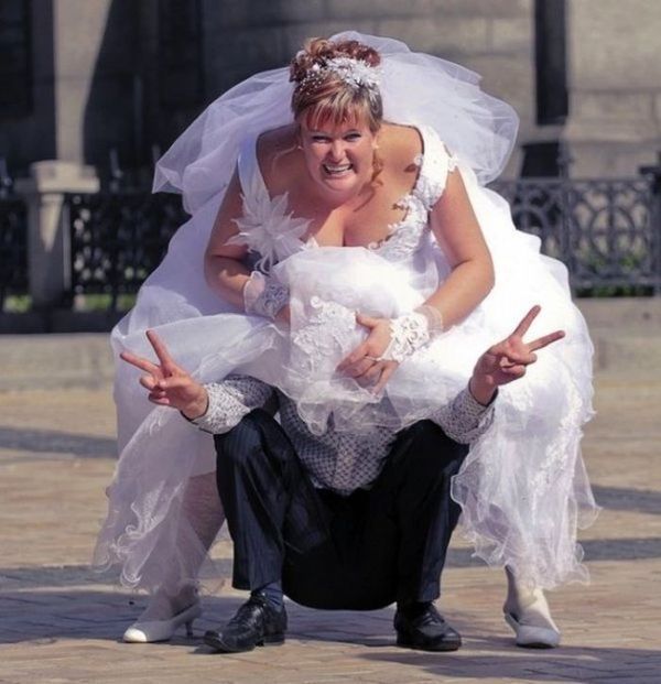Найбільш весільний анекдот року!. Вийшли заміж англійка, француженка та росіянка. Діляться враженнями після весілля...