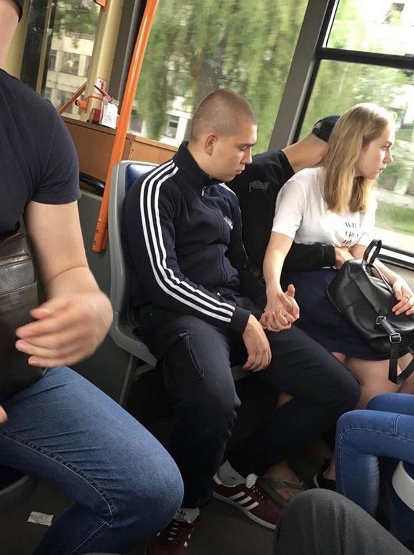 Дівчина в автобусі сидить на колінах у хлопця, тримаючи за руку іншого. Стільки питань, але так мало відповідей.