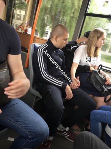 Дівчина в автобусі сидить на колінах у хлопця, тримаючи за руку іншого. Стільки питань, але так мало відповідей.
