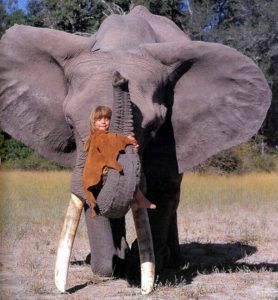 Ця маленька дівчинка виросла в дикій природі поряд з тваринами. Неймовірне дитинство!. Її кращим другом був леопард, а «братом» — слон.