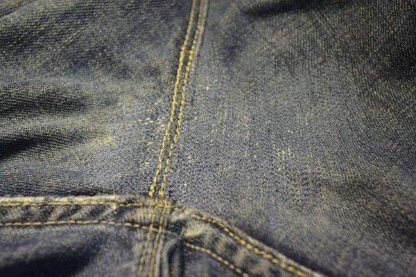Не спішіть викидати протерті джинси, їх можна врятувати!. Після переробки, тканина в цій області стане щільніша, що попередить появу нових потертостей.